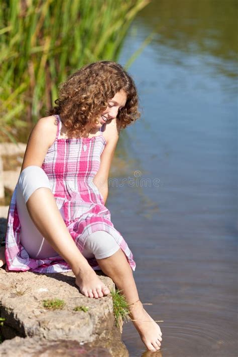 Fille Plongeant Le Pied Dans L Eau Photo Stock Image Du Personne