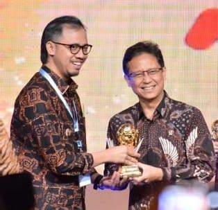 Wali Kota Bukittinggi Terima Penghargaan UHC Dari Wapres Elsi FM