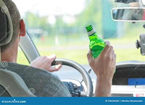 Cerveja Bebendo Do Homem Ao Conduzir Um Carro Foto De Stock Imagem De