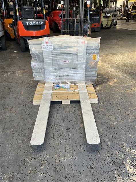 Class 4 Rotating Forklift Clamp Two Bay Forks