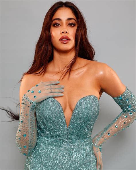 Janhvi Kapoor Crossed All Limits Of Boldness Wearing Braless Deep Neck