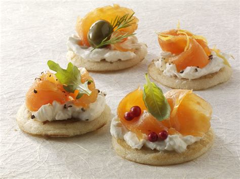 Blinis Mit Schmand Und Ger Uchertem Lachs Rezept Eat Smarter