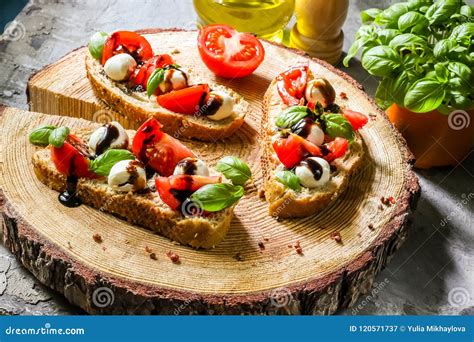 Tostadas Del Bruschetta De Caprese Imagen De Archivo Imagen De Cena