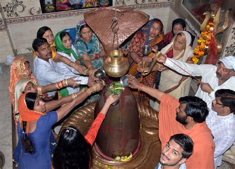 शिवालयों में गूंजे में हर हर महादेव के जयकारें Shouts Of Har Har