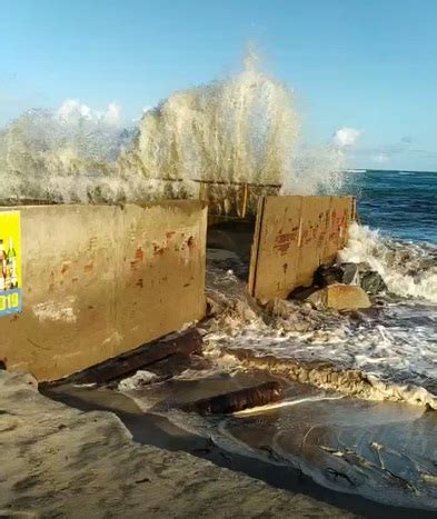 Mar avança e força da maré volta a provocar estragos na orla da Barra