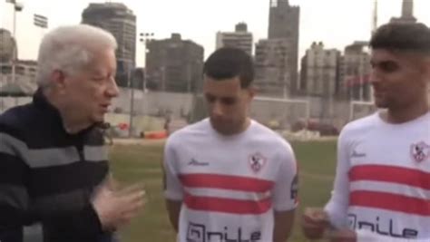 مرتضى منصور يعلن إنتهاء أزمة قيد ثلاثي الزمالك ويسلمهم الكارنيهات صور