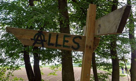 Aktionen 5 Rote Linie Aktion Am Hambacher Wald In Morschenich