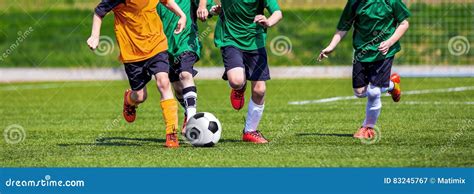 Jogadores De Futebol Running Da Juventude Crian As Que Jogam O Jogo De