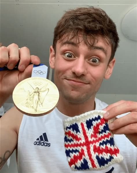 Uk Diver Tom Daley Seen Knitting At Tokyo Olympics Makes The Ah Ma