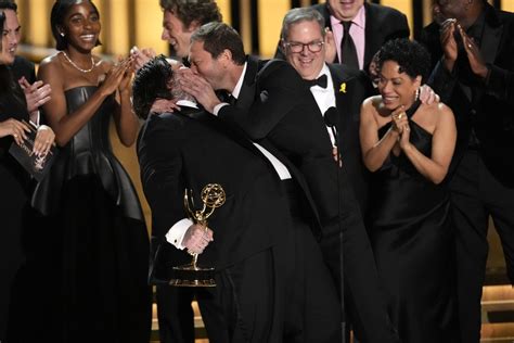 Premios Emmy 2024 Protagonistas De The Bear Se Dan Apasionado Beso