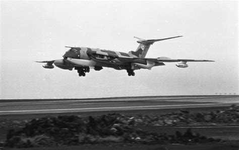 Victor V Bomber Landing Aviation Image Handley Page Victor Military