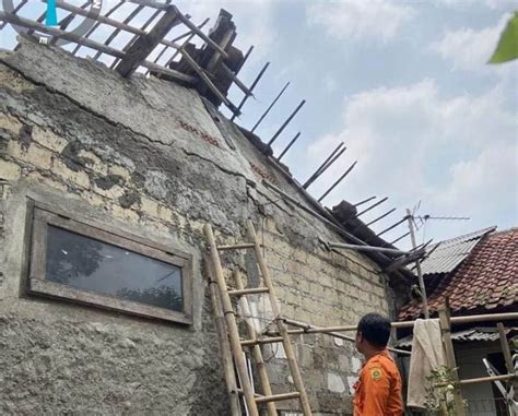 Diterpa Angin Kencang Atap Rumah Di Kampung Kaum Ambruk