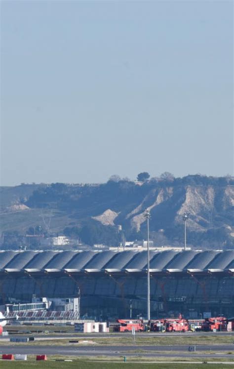 Sánchez anuncia una ampliación del aeropuerto de Barajas con una