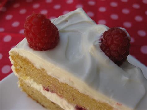 O Bolinho de Sábado Bolo de Amêndoa Recheio de Mascarpone Framboesas