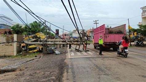 Truk Batu Bara Tabrak Tiang Gardu Listrik PLN UP3 Jambi Gerak Cepat