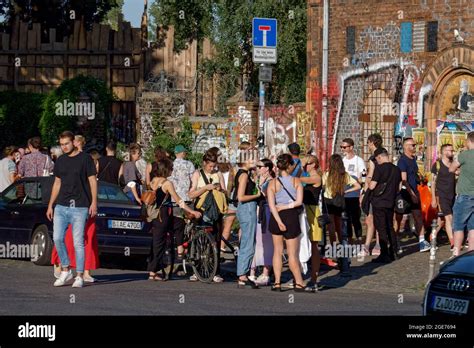 Lange Warteschlangen Vor Den Clubs Und Biergärten Am Schleusenufer In