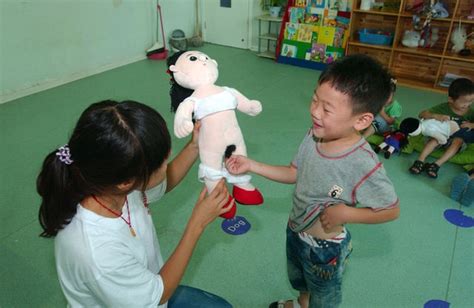 En China Educación Sexual En El Kinder Con Muñecas Realistas