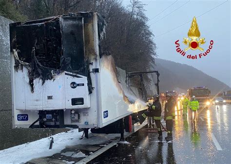 Camion In Fiamme Sull Autostrada A26 Code E Disagi Liguria Oggi