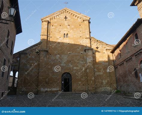 Iglesia De Collegiata De St Mary En Castell Arquato Foto De Archivo