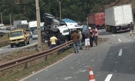 Carreta tomba na Fernão Dias e motorista fica preso às ferragens