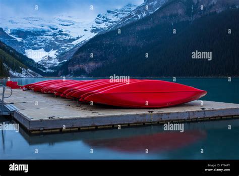 Lake Louise Es Un Lago Glacial Dentro Del Parque Nacional Banff En