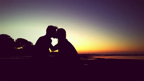 Silhouette Of Man And Woman Kissing During Sunset Hd Wallpaper Wallpaper Flare