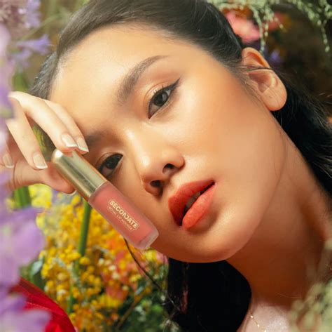 Female Daily Editorial Menawan Dengan Lipstik Nude Di Mv Flower