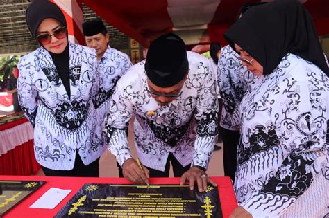 Gubernur Pimpin Upacara Peringatan Hut Pgri Ke Dan Hari Guru