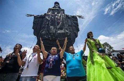 In Mexico The Macabre Success Of The Cult Of Santa Muerte