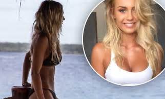 The Block S Elyse Knowles Flaunts Bikini Body On Instagram Daily Mail Online