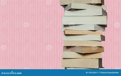 Literatura Para O Estudo Pilha De Livros Fundo Cor De Rosa Imagem De