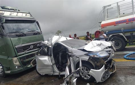 Duas pessoas ficam feridas após engavetamento entre carro e duas