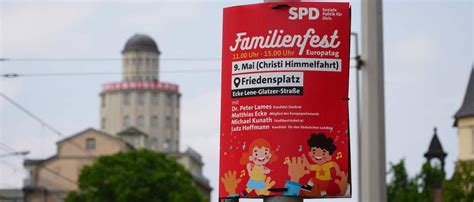 Beim Plakatieren In Dresden SPD Europapolitiker Matthias Ecke Bei