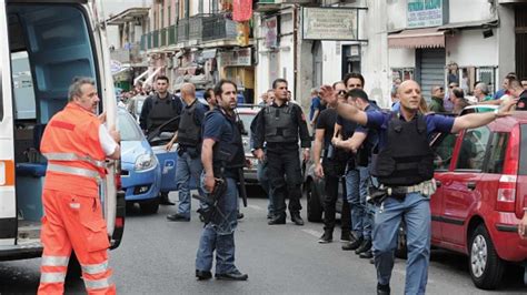 Sparatoria In Centro A Napoli Morto Ragazzo Di 17 Anni