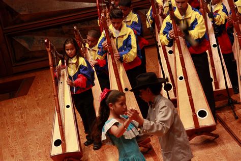 41 Mil Niños Y Niñas Aprenderán A Tocar Cuatro Arpa Y Maracas Alba