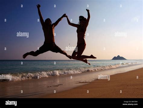 Silueta De Hombre Saltando En El Aire En La Playa Fotograf As E