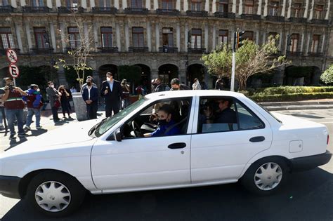 La Jornada Sheinbaum ya tiene su Tsuru blanco eléctrico