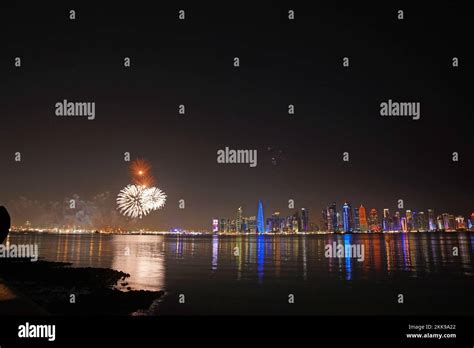 Los Fuegos Artificiales Se Disparan Sobre Doha Qatar Antes Del