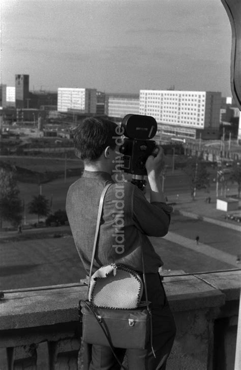 DDR Bildarchiv Berlin Mitte Ein Junger Mann Steht Auf Einem Balkon