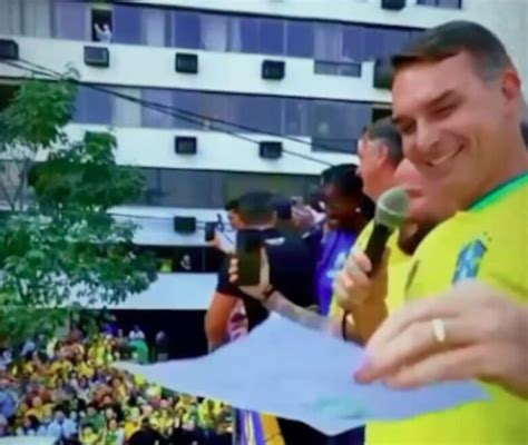 VIDEO Flávio Bolsonaro ironiza áudios de Ramagem A Crítica de Campo