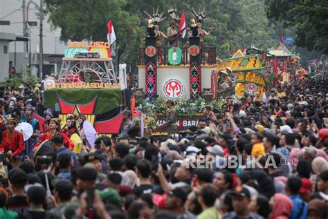 Parade Mobil Hias Meriahkan Pembukaan Dekranas 2024 Republika Online