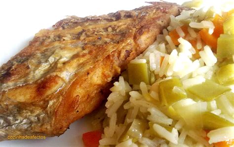 COZINHA DE AFECTOS Peixe espada frito arroz de feijão verde e cenoura