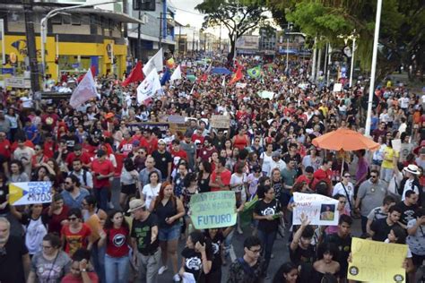 Estudantes fazem protesto contra cortes na educação pelo país Metrópoles