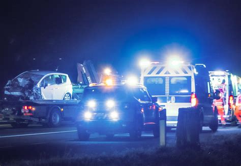 Tragedia In Autostrada Muore In Autosole Ferma Lauto E Un Camion Lo