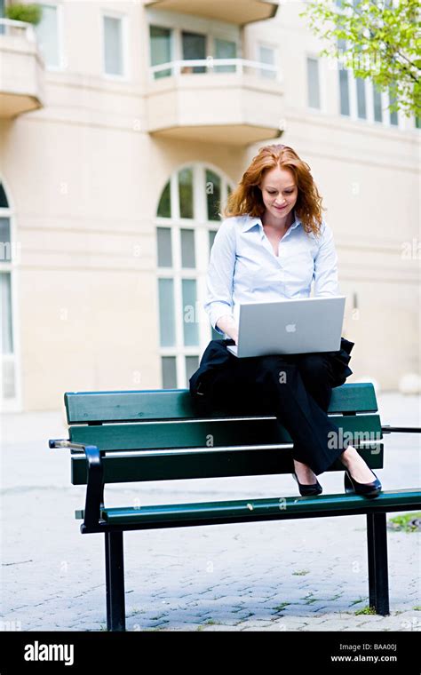 Une Vieille Dame Assise Sur Un Banc Banque De Photographies Et Dimages