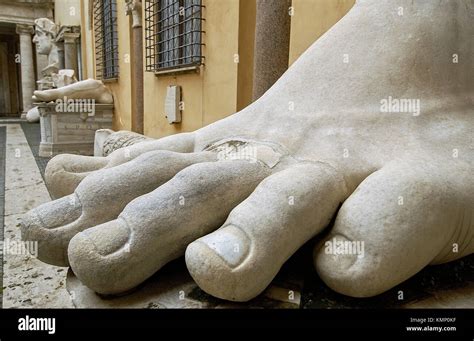 Los Restos De La Estatua Del Emperador Constantino Ii En El Patio Del