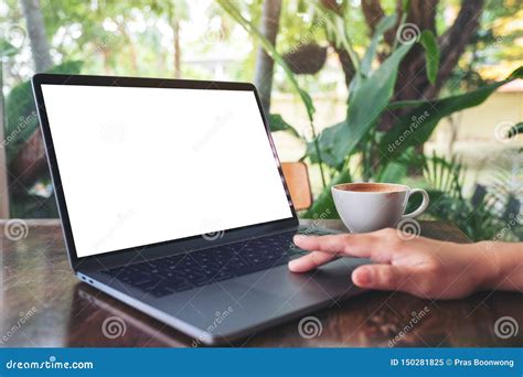 La Mano De Una Mujer Usando Y Tocando En Panel T Ctil Del Ordenador