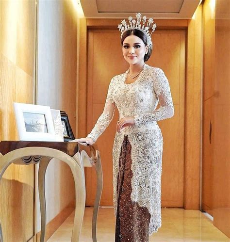 Baju nikah kebaya cantik aurel hermansyah | Kebaya dress, Kebaya modern ...