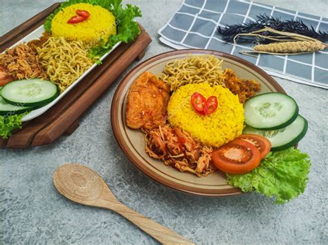 Nasi Kuning Una Comida Tradicional Indonesia Arroz Amarillo Servido