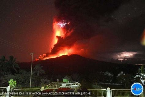 Gunung Lewotobi Laki Laki Kembali Semburkan Lava Pijar Radius Bahaya